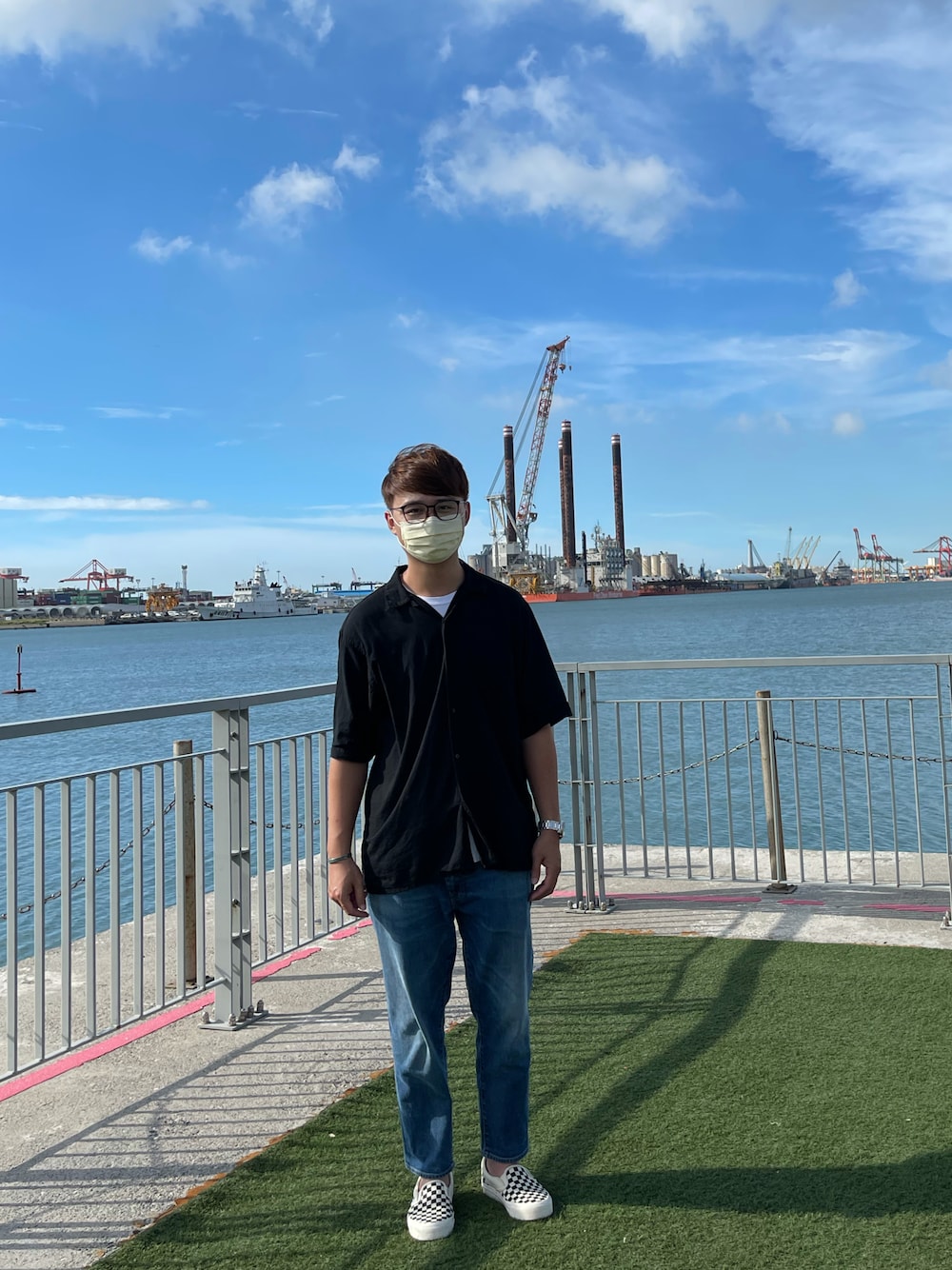 「COMOLI、VANS、LEVI’S MADE&CRAFTED、Levis、SEA」｜「COMOLIのアイテム（シャツ/ブラウス、ブラック系）」を使った、大頭さん（メンズ・187cm）の夏コーディネートの1枚目の写真
