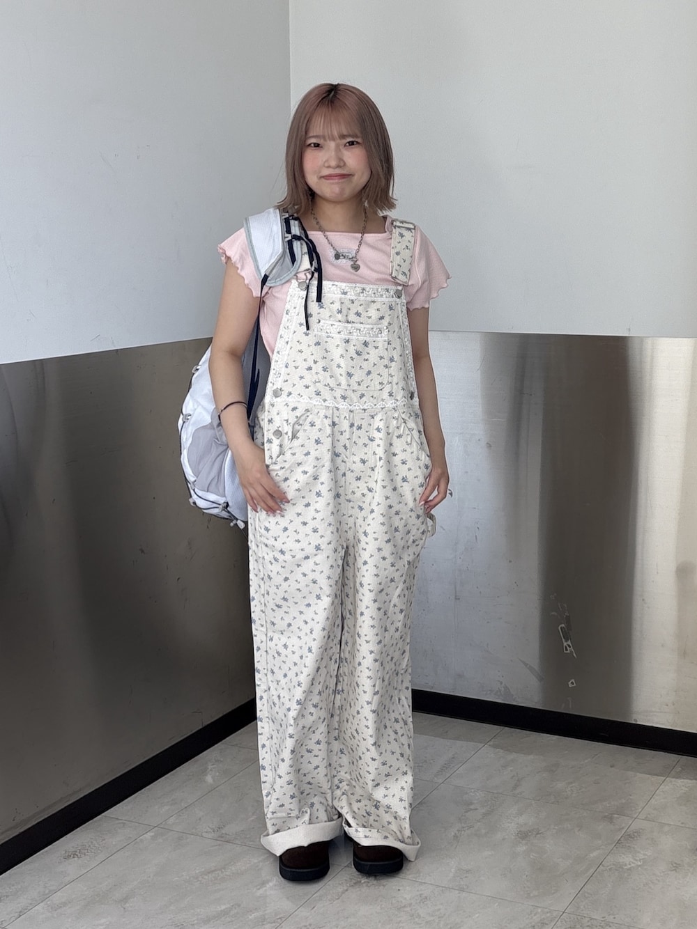 ピンク系のTシャツ/カットソー、ブルー系のその他パンツ、ホワイト系のトートバッグを着用したレディースの夏コーディネートの1枚目の写真