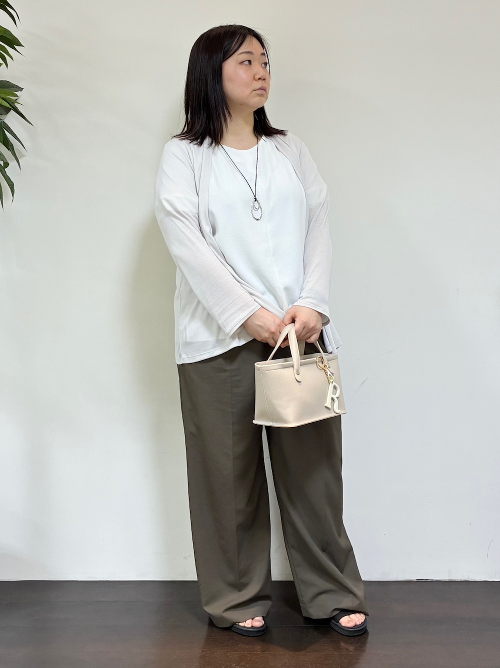 グレー系のカーディガン/ボレロ、ホワイト系のシャツ/ブラウス、グリーン系のその他パンツを着用したレディースの夏コーディネートの1枚目の写真