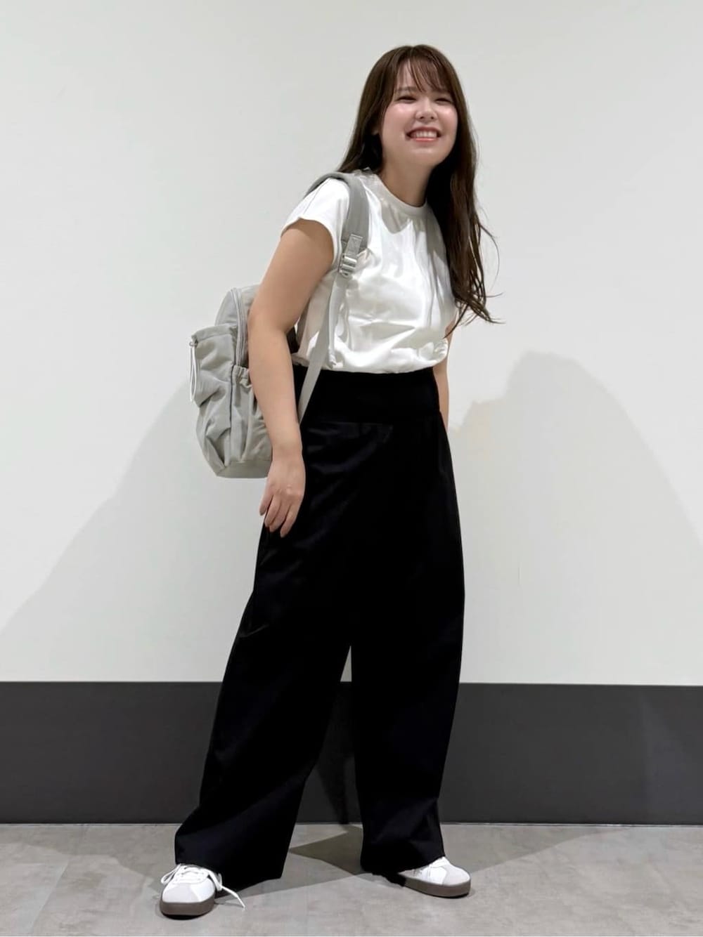 ホワイト系のTシャツ/カットソー、ブラック系のその他パンツ、グレー系のバックパック/リュックを着用したレディースの夏コーディネートの1枚目の写真