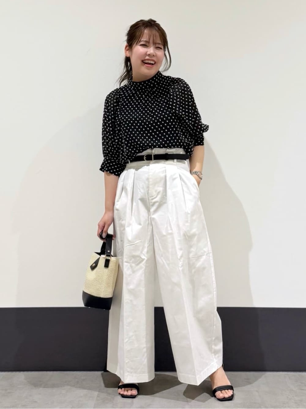 ブラック系のシャツ/ブラウス、ホワイト系のその他パンツ、ブラック系のショルダーバッグを着用したレディースの春コーディネートの1枚目の写真