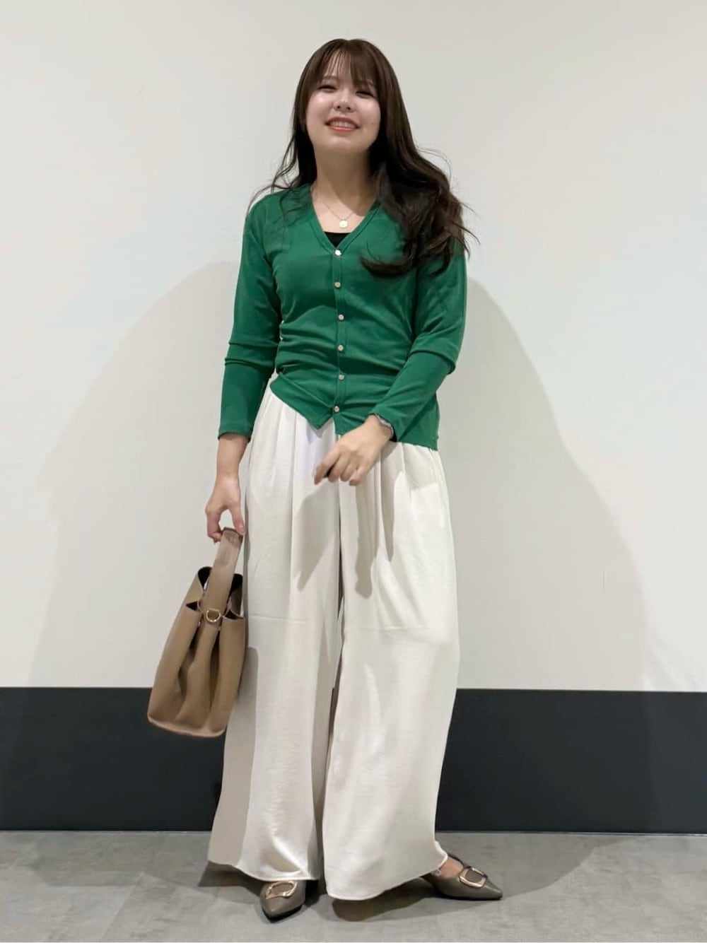 グリーン系のカーディガン/ボレロ、ホワイト系のその他パンツ、ブラウン系のショルダーバッグを着用したレディースの夏コーディネートの1枚目の写真