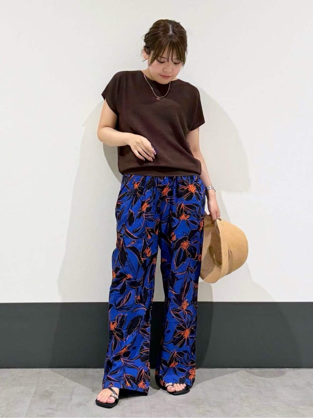 ブラウン系のニット/セーター、ブルー系のその他パンツ、ブラック系のパンプスを着用したレディースの夏コーディネートの1枚目の写真
