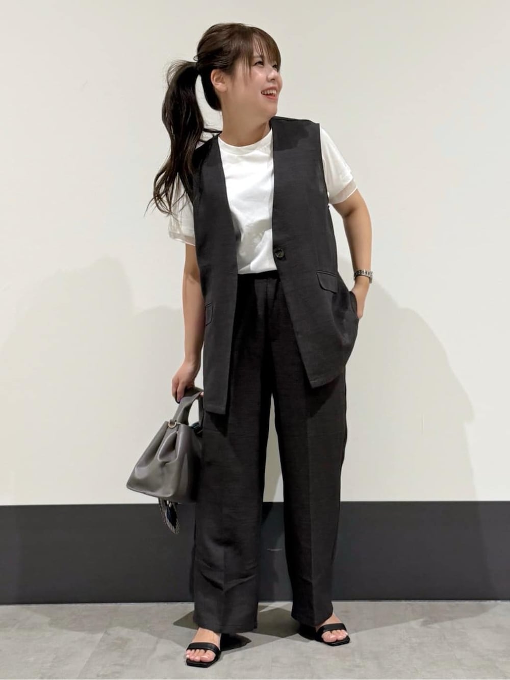 ブラック系のベスト、ホワイト系のTシャツ/カットソー、ブラック系のその他パンツを着用したレディースの夏コーディネートの1枚目の写真
