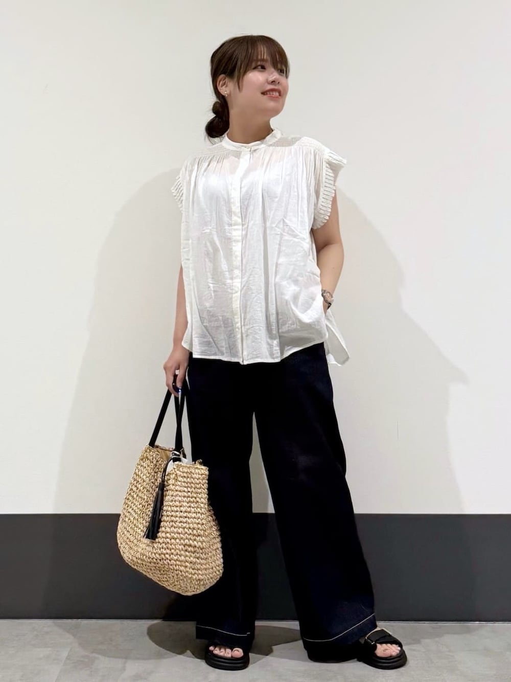 ホワイト系のシャツ/ブラウス、ブルー系のデニムパンツ、ブラック系のトートバッグを着用したレディースの夏コーディネートの1枚目の写真