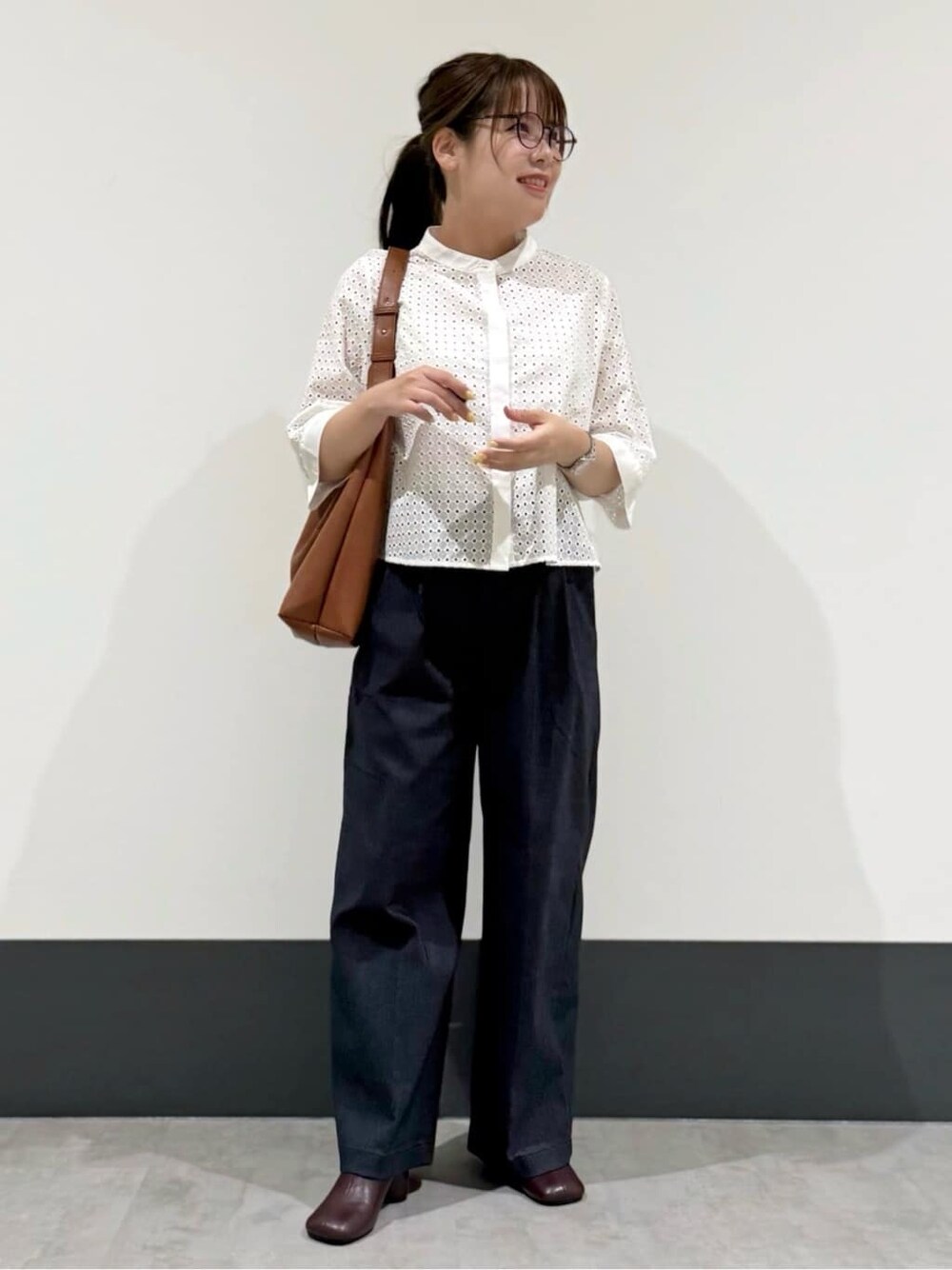 ホワイト系のシャツ/ブラウス、ブルー系のその他パンツ、イエロー系のトートバッグを着用したレディースの秋コーディネートの1枚目の写真