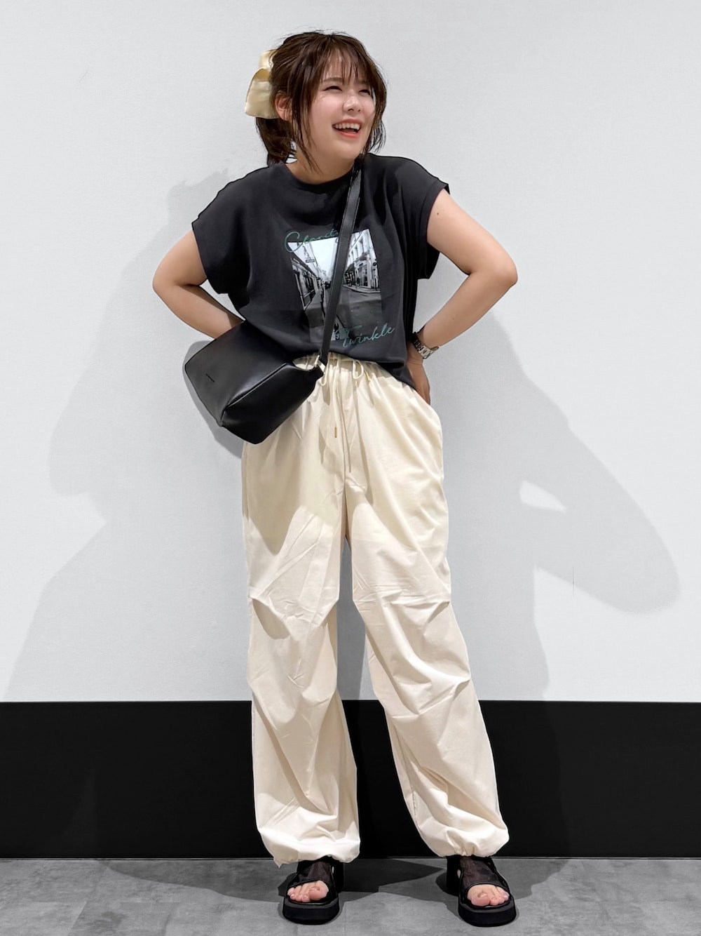 ブラック系のTシャツ/カットソー、ホワイト系のその他パンツ、ブラック系のショルダーバッグを着用したレディースの夏コーディネートの1枚目の写真