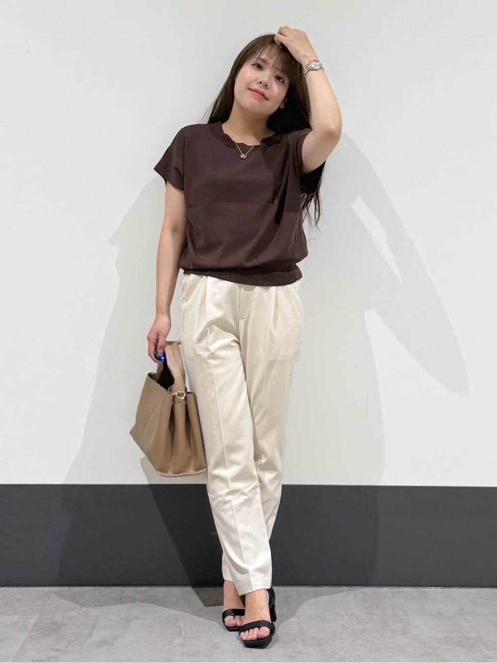 ブラウン系のニット/セーター、ホワイト系のその他パンツ、ブラウン系のショルダーバッグを着用したレディースの夏コーディネートの1枚目の写真