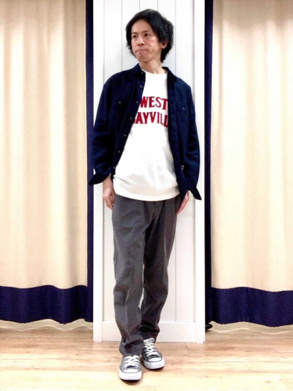 ホワイト系のTシャツ/カットソー、グレー系のその他パンツを着用したメンズの春コーディネートの1枚目の写真