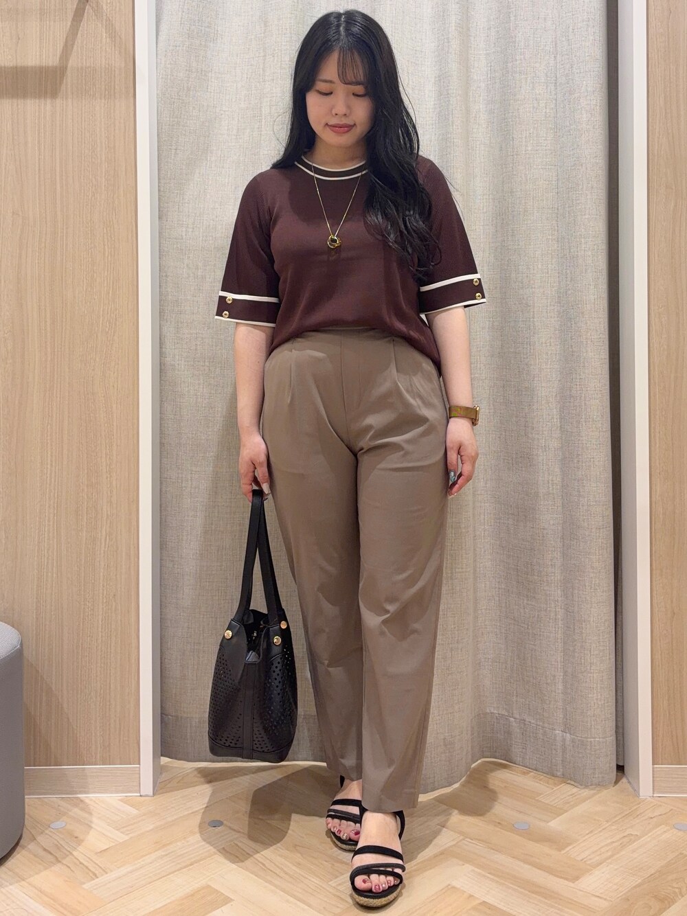 ブラウン系のニット/セーター、ブラウン系のその他パンツ、ブラック系のトートバッグを着用したレディースの夏コーディネートの1枚目の写真