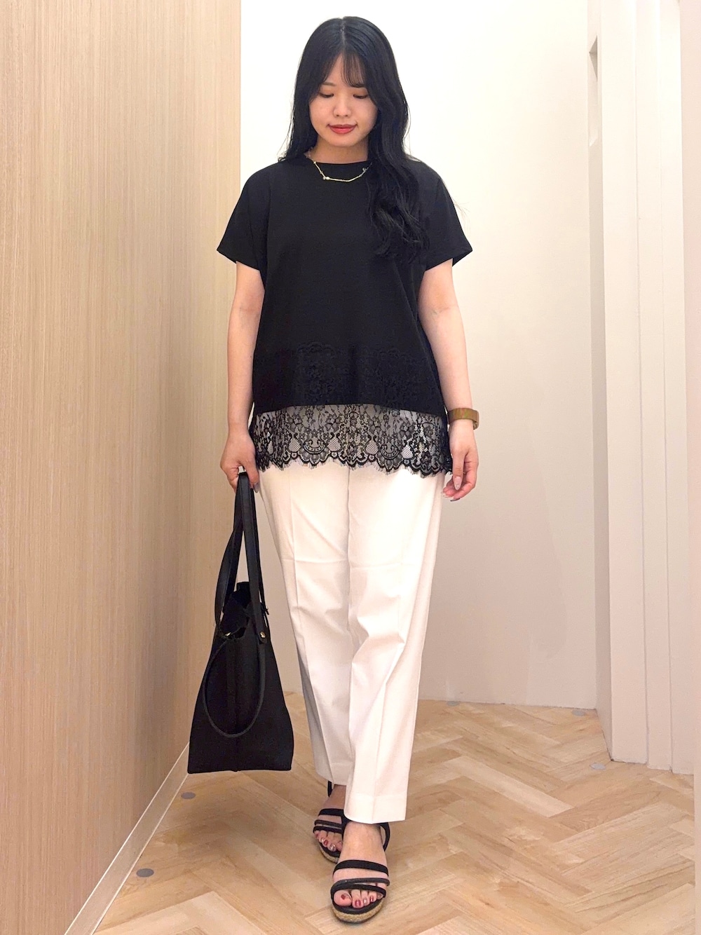ブラック系のTシャツ/カットソー、ホワイト系のその他パンツ、ブラック系のトートバッグを着用したレディースの夏コーディネートの1枚目の写真