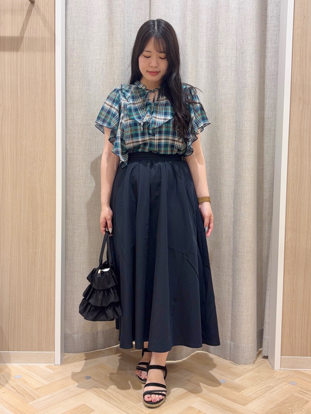 グリーン系のシャツ/ブラウス、ブルー系のスカート、ブラック系のトートバッグを着用したレディースの夏コーディネートの1枚目の写真