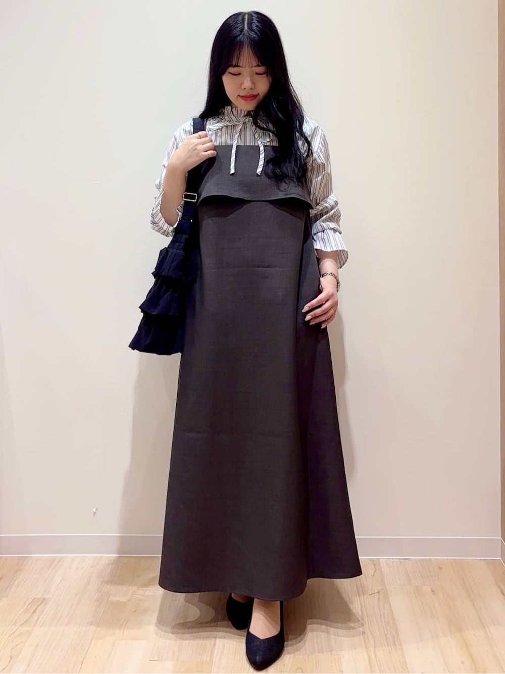 ブルー系のシャツ/ブラウス、ブラウン系のワンピース、ブラック系のショルダーバッグを着用したレディースの秋コーディネートの1枚目の写真