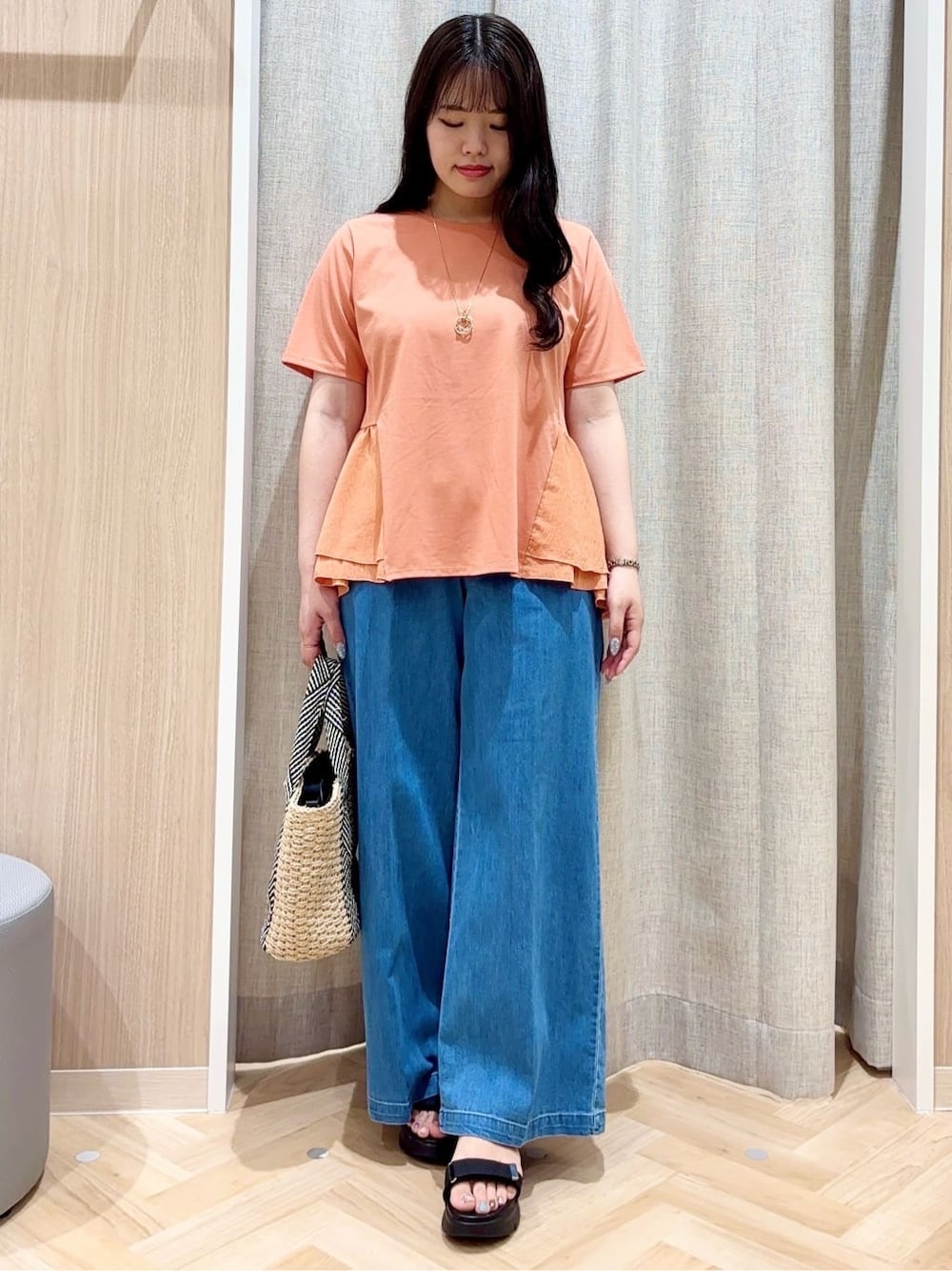 オレンジ系のTシャツ/カットソー、ベージュ系のトートバッグ、その他のネックレスを着用したレディースの夏コーディネートの1枚目の写真