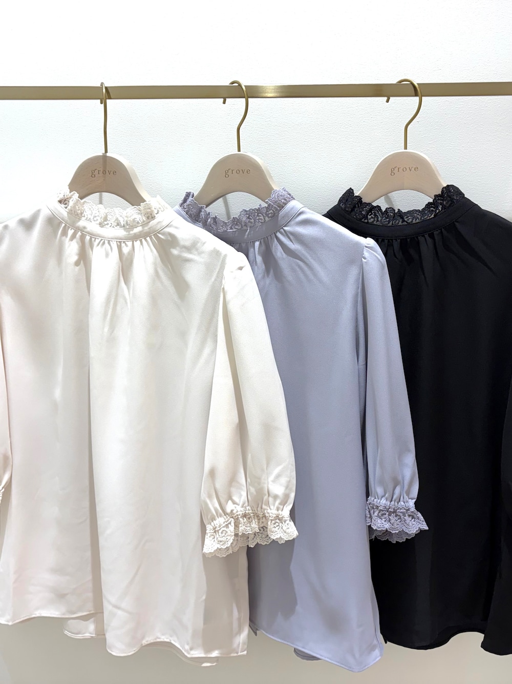 ホワイト系のシャツ/ブラウス、ブルー系のシャツ/ブラウス、ブラック系のシャツ/ブラウスを着用したレディースの秋コーディネートの1枚目の写真