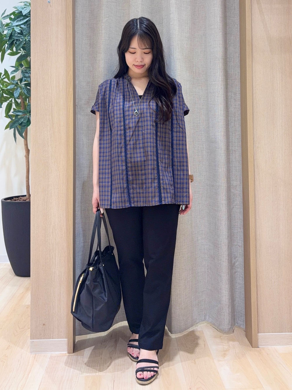 ブルー系のシャツ/ブラウス、ブラック系のその他パンツ、ブラック系のトートバッグを着用したレディースの夏コーディネートの1枚目の写真