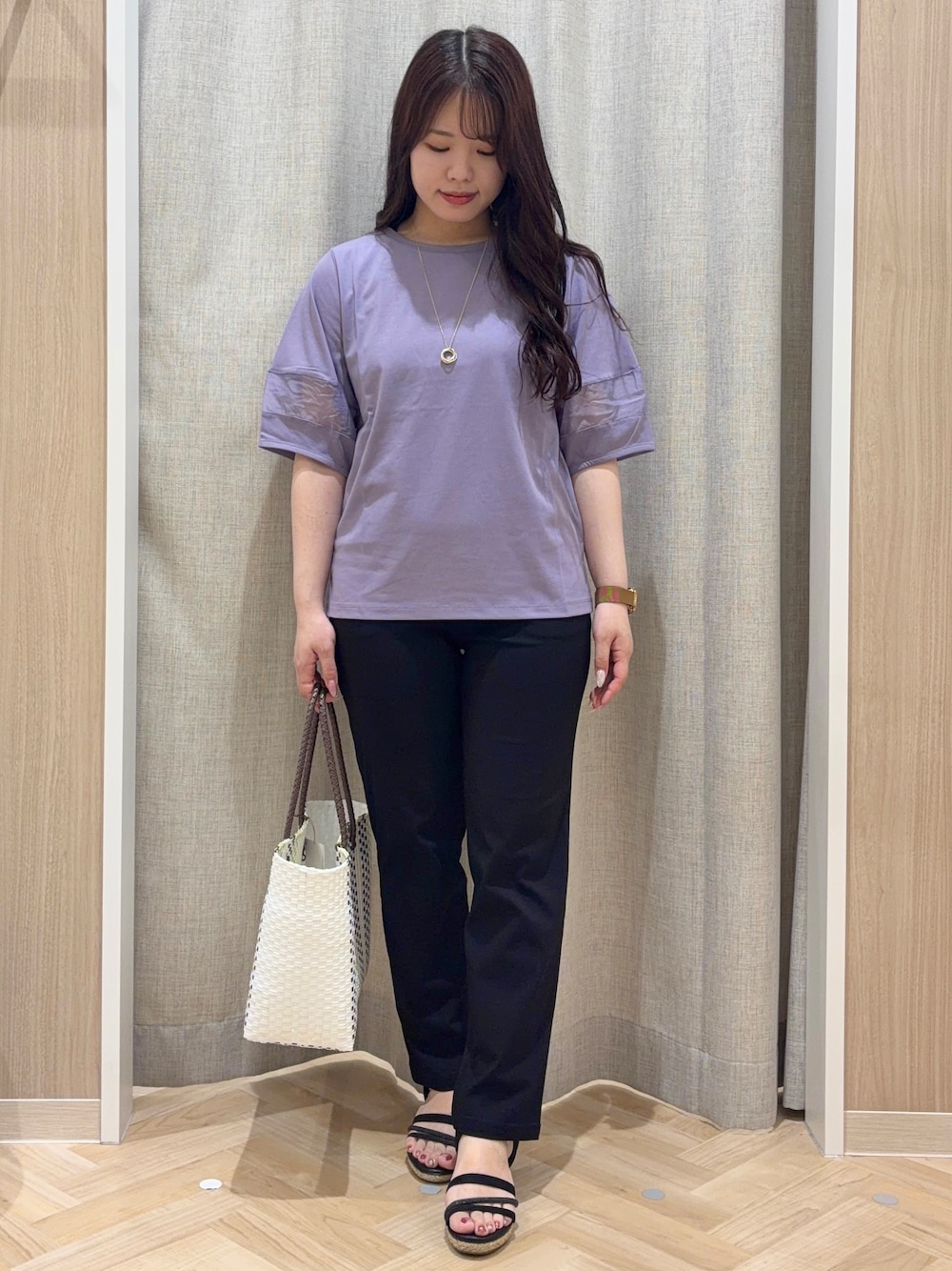 パープル系のTシャツ/カットソー、ブラック系のその他パンツ、ブラウン系のトートバッグを着用したレディースの夏コーディネートの1枚目の写真