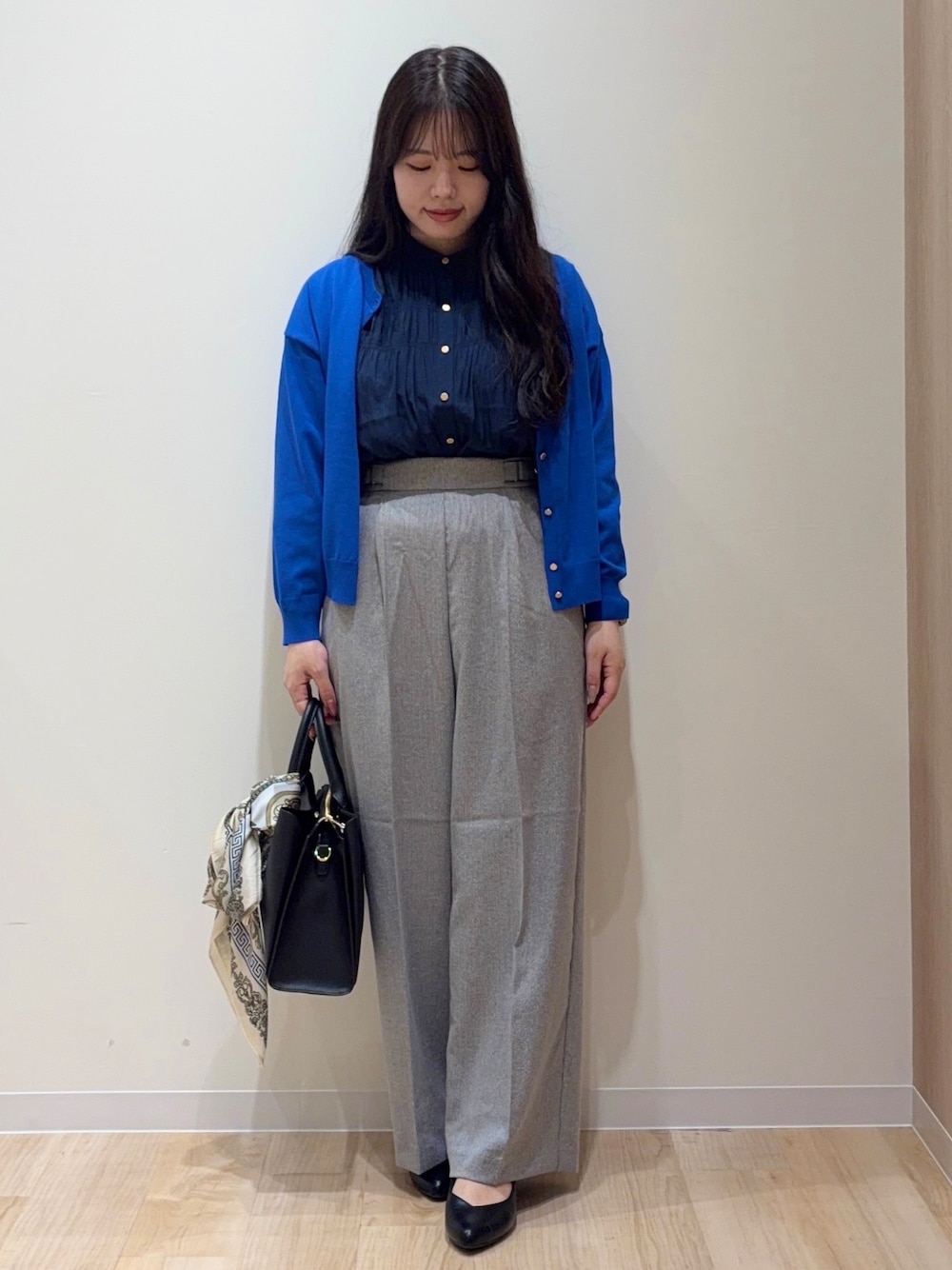 ブルー系のカーディガン/ボレロ、ブルー系のシャツ/ブラウス、グレー系のその他パンツを着用したレディースの秋コーディネートの1枚目の写真