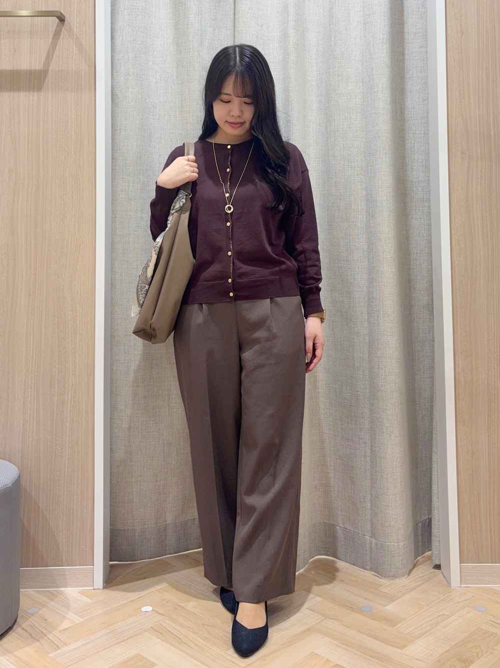 ブラウン系のカーディガン/ボレロ、ブラウン系のその他パンツ、ブラウン系のショルダーバッグを着用したレディースの秋コーディネートの1枚目の写真