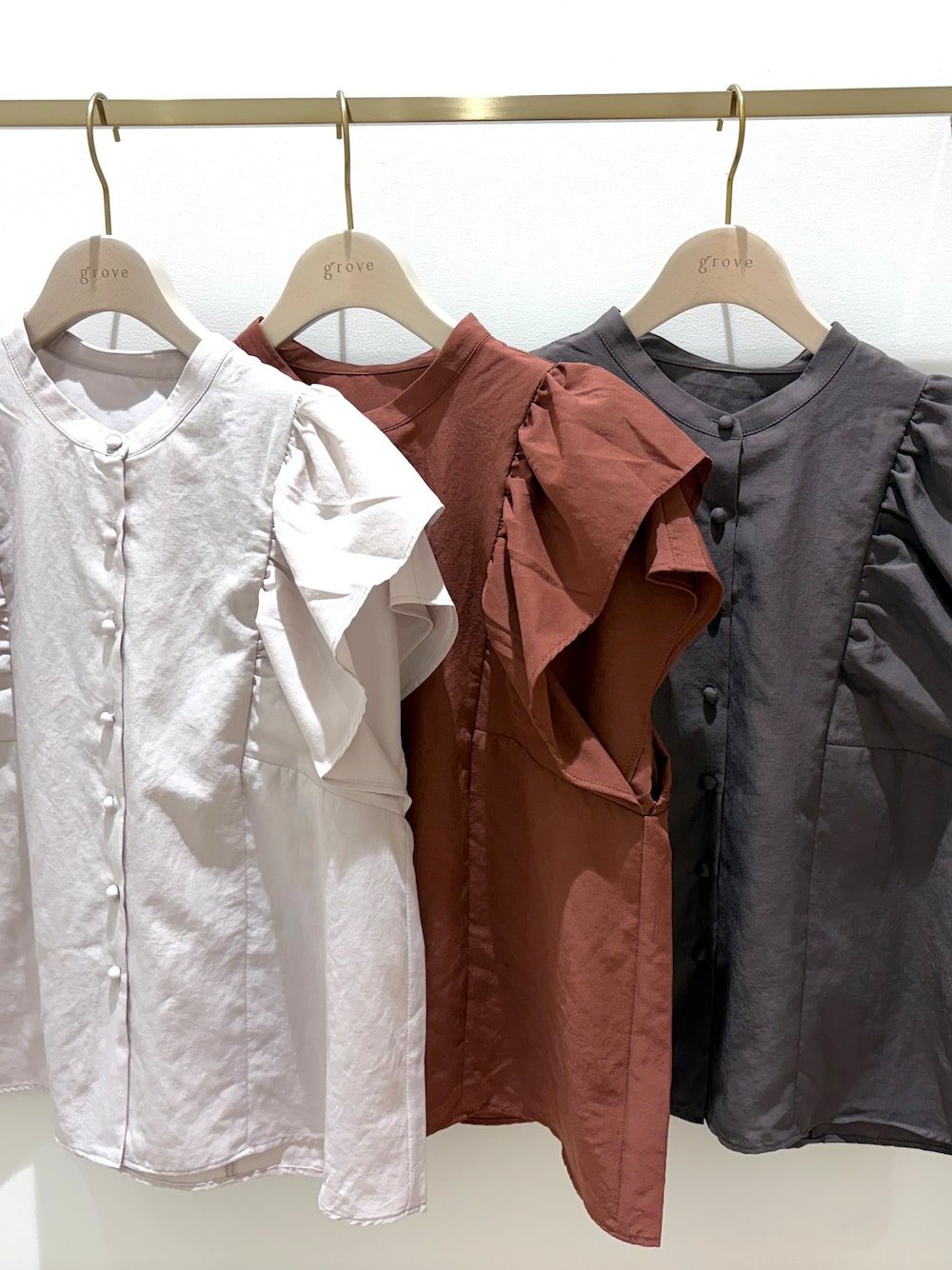 ベージュ系のシャツ/ブラウス、レッド系のシャツ/ブラウス、ブラウン系のシャツ/ブラウスを着用したレディースの秋コーディネートの1枚目の写真