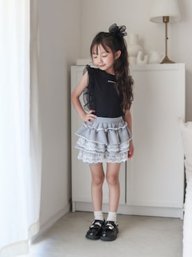 「URBAN CHERRY（アーバンチェリー）の「快適さらリブ素材」シアーフリルノースリーブリブトップス（Tシャツ/カットソー、ブラック系）」を使った、RICOWORLDさん（キッズ・120cm）の春コーディネート