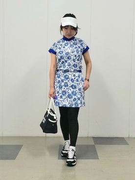 「adabat（アダバット）のUVサンフラワープリントモックT（Tシャツ/カットソー、ブルー系）」を使った、夜久祐子さん（レディース・152cm）の春コーディネート