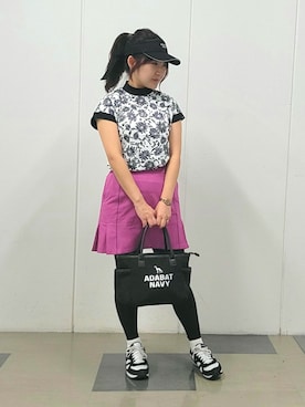 「adabat（アダバット）のUVサンフラワープリントモックT（Tシャツ/カットソー、ブラック系）」を使った、夜久祐子さん（レディース・152cm）の夏コーディネート