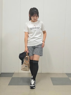 「adabat（アダバット）の【ADABAT NAVY】接触冷感/抗菌防臭/消臭　アイスクリアコットンロゴT（Tシャツ/カットソー、ホワイト系）」を使った、夜久祐子さん（レディース・152cm）の夏コーディネート