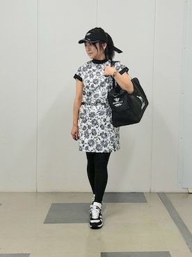 「adabat（アダバット）のUVサンフラワープリントモックT（Tシャツ/カットソー、ブラック系）」を使った、夜久祐子さん（レディース・152cm）の春コーディネート