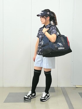 「adabat（アダバット）の【ADABAT NAVY】吸水速乾/UVカット　ロゴモノグラムプリント半袖ポロシャツ（ポロシャツ、ブルー系）」を使った、夜久祐子さん（レディース・152cm）の春コーディネート
