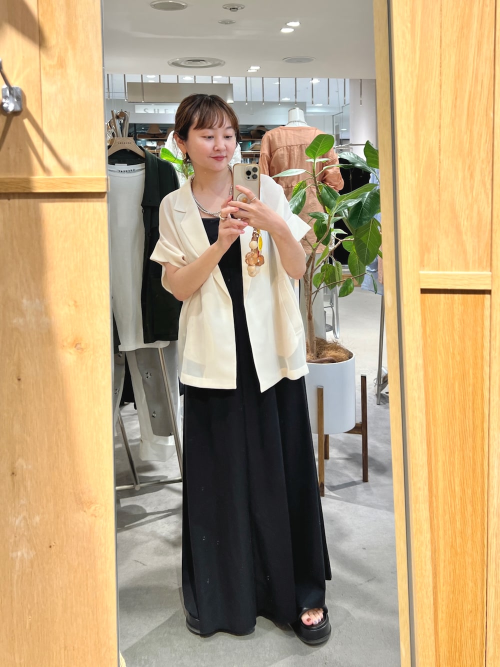 SHENERY（シーナリー）の「フレンチスリーブメッシュジャケット