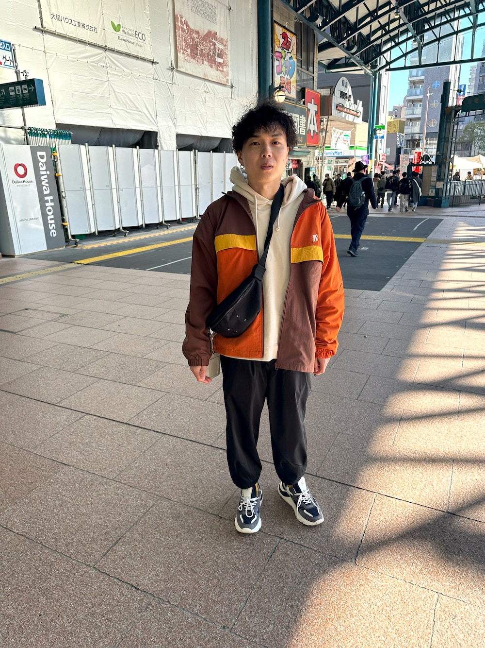「ストリートコーデ、スポーツミックス」｜「D.A.T.E.のアイテム（スニーカー、グレー系）」を使った、せいやさん（メンズ・165cm）の冬コーディネートの1枚目の写真