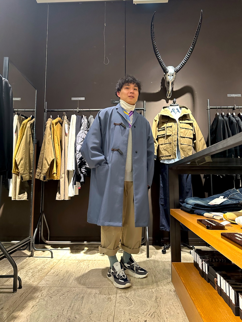 「春服、スプリングコート」｜「kolorのアイテム（ステンカラーコート、ブルー系）」を使った、せいやさん（メンズ・165cm）の冬コーディネートの1枚目の写真