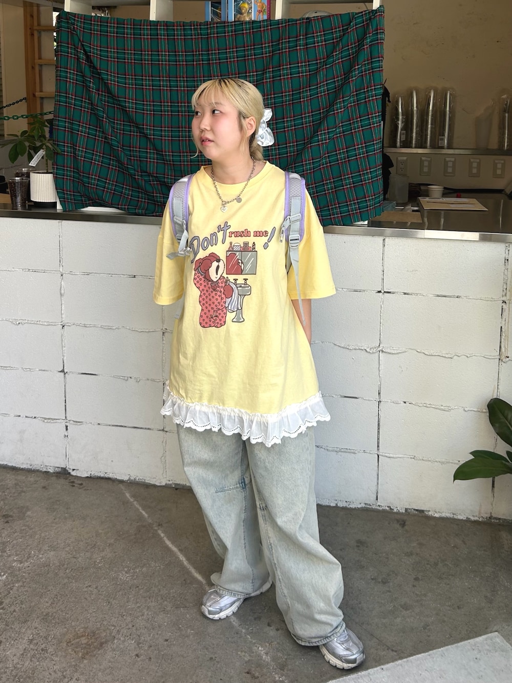 イエロー系のTシャツ/カットソー、パープル系のバックパック/リュック、シルバー系のネックレスを着用したレディースの夏コーディネートの1枚目の写真