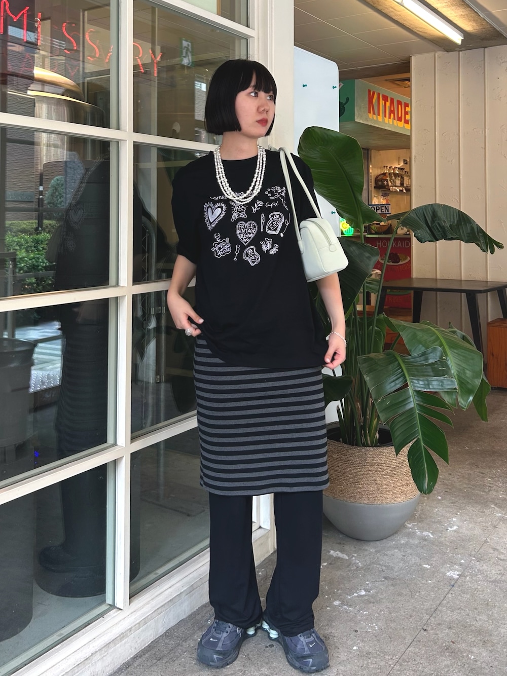 ブラック系のTシャツ/カットソーを着用したレディースの夏コーディネートの1枚目の写真