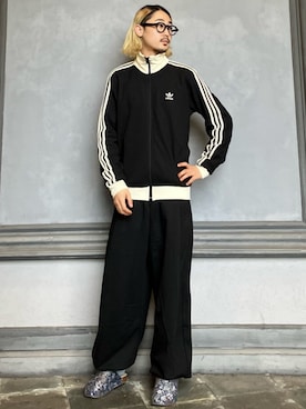 「adidas（アディダス）のアディカラー クラシック トラックトップ（ジェンダーニュートラル）ワッフル  / トラックジャケット / ジャージ / アディダスオリジナルス adidas Originals（ジャージ、ブラック系）」を使った、hkさん（メンズ・168cm）の秋コーディネート