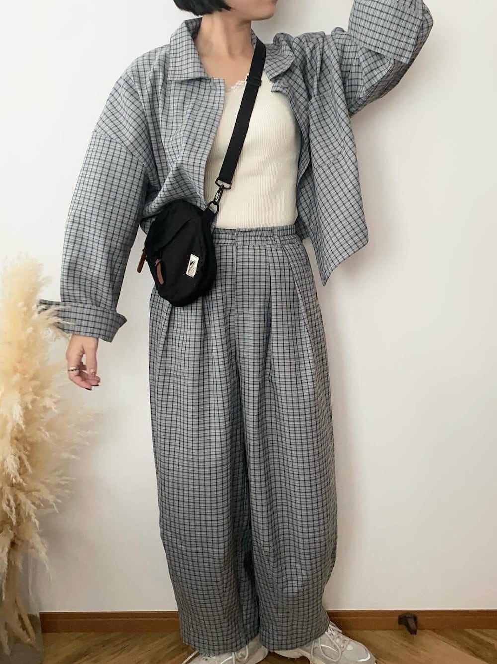 「セットアップ、チェックパンツ、チェックシャツ、チェック柄、30代コーデ」｜「Crispのレースリブタンクトップ（タンクトップ、ホワイト系）」を使った、yurieさん（レディース・165cm）の秋コーディネートの1枚目の写真
