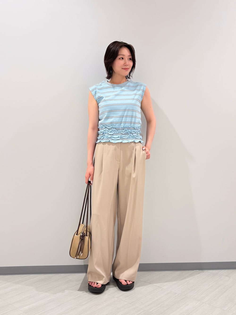ブルー系のTシャツ/カットソー、ベージュ系のその他パンツ、ベージュ系のボストンバッグを着用したレディースの夏コーディネートの1枚目の写真