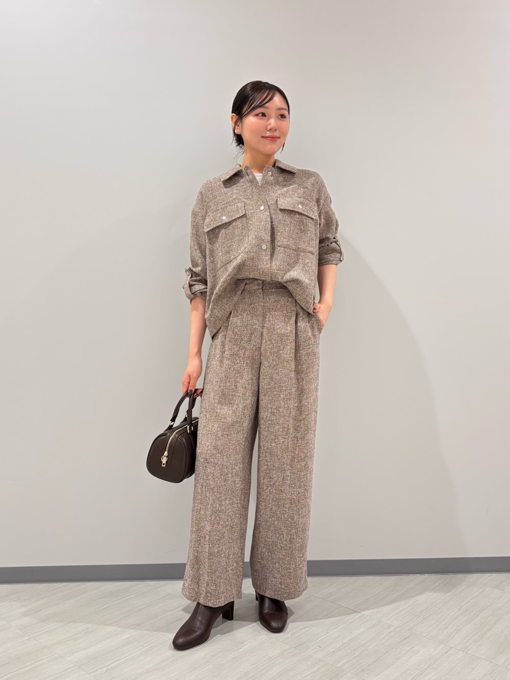 ブラウン系のシャツ/ブラウス、ブラウン系のその他パンツ、ブラウン系のブーツを着用したレディースの秋コーディネートの1枚目の写真