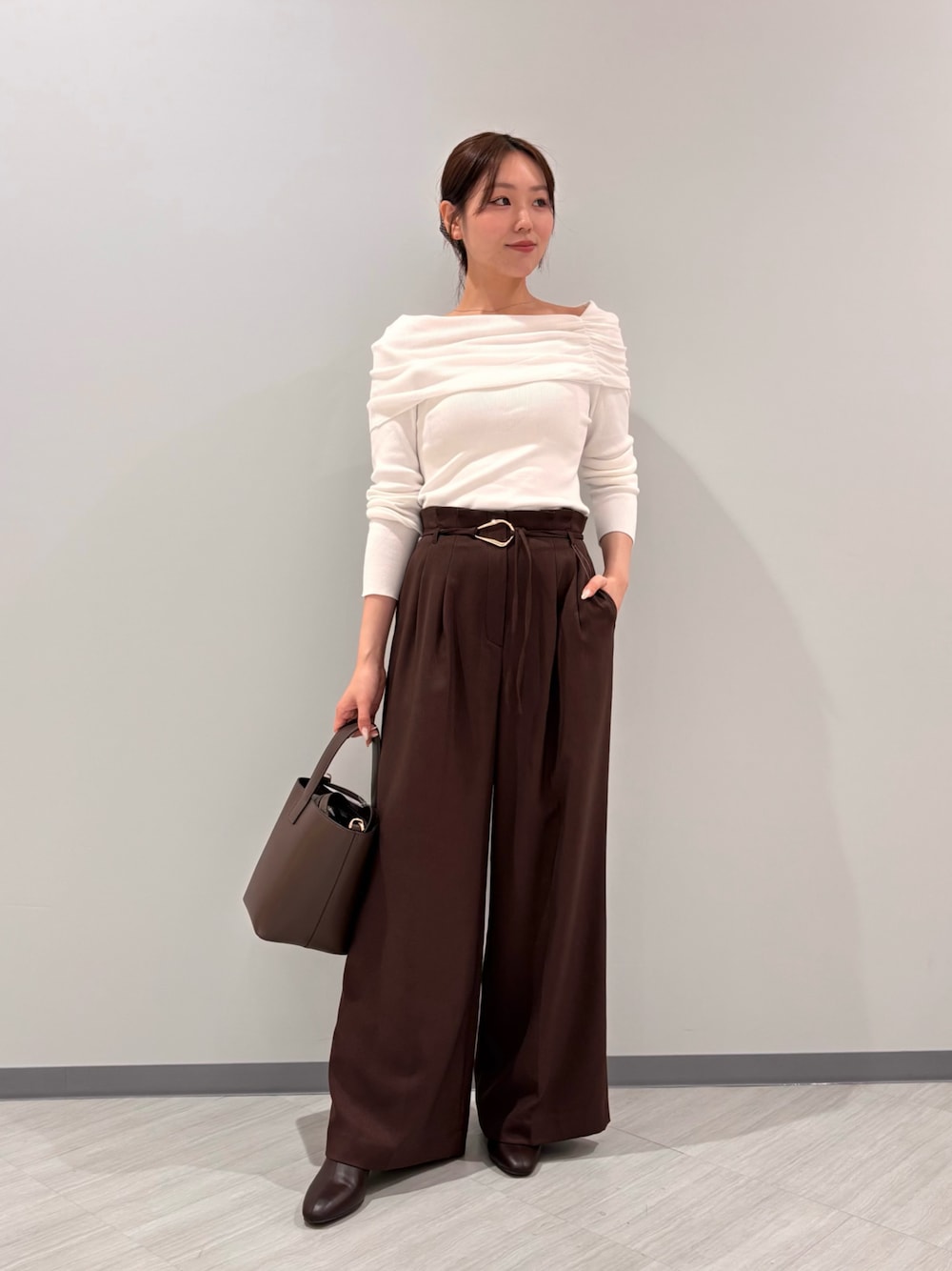 ホワイト系のニット/セーター、ブラウン系のその他パンツ、ブラウン系のブーツを着用したレディースの秋コーディネートの1枚目の写真