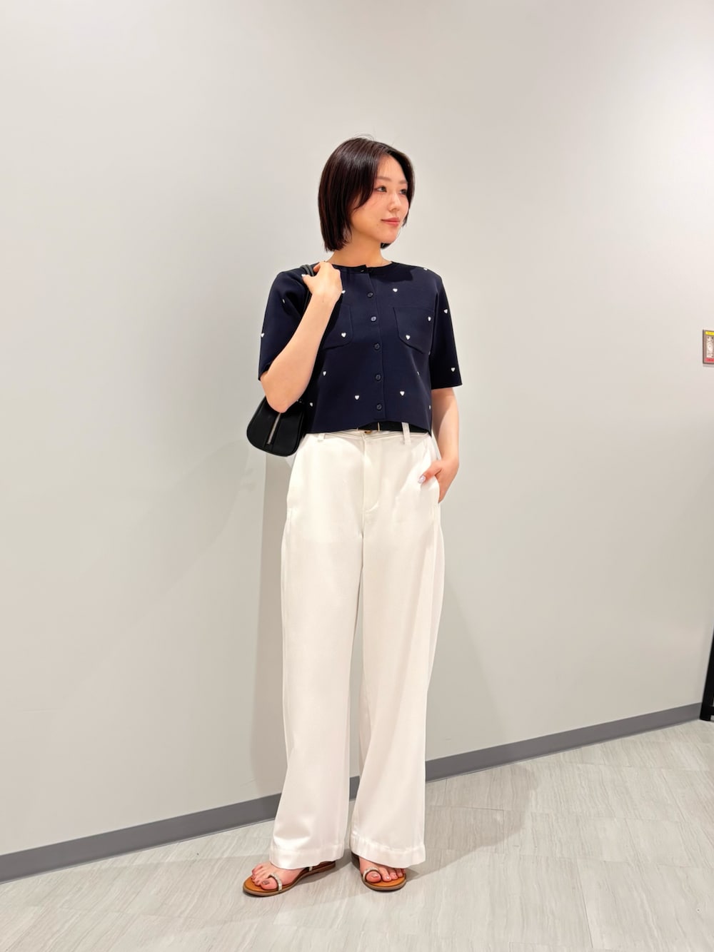 ホワイト系のその他パンツ、イエロー系のサンダル、ブルー系のカーディガン/ボレロを着用したレディースの夏コーディネートの1枚目の写真