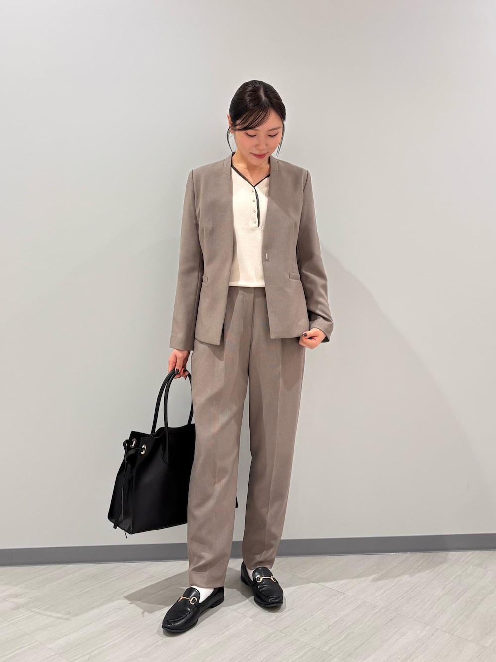 ホワイト系のニット/セーター、ベージュ系のノーカラージャケット、ベージュ系のその他パンツを着用したレディースの秋コーディネートの1枚目の写真
