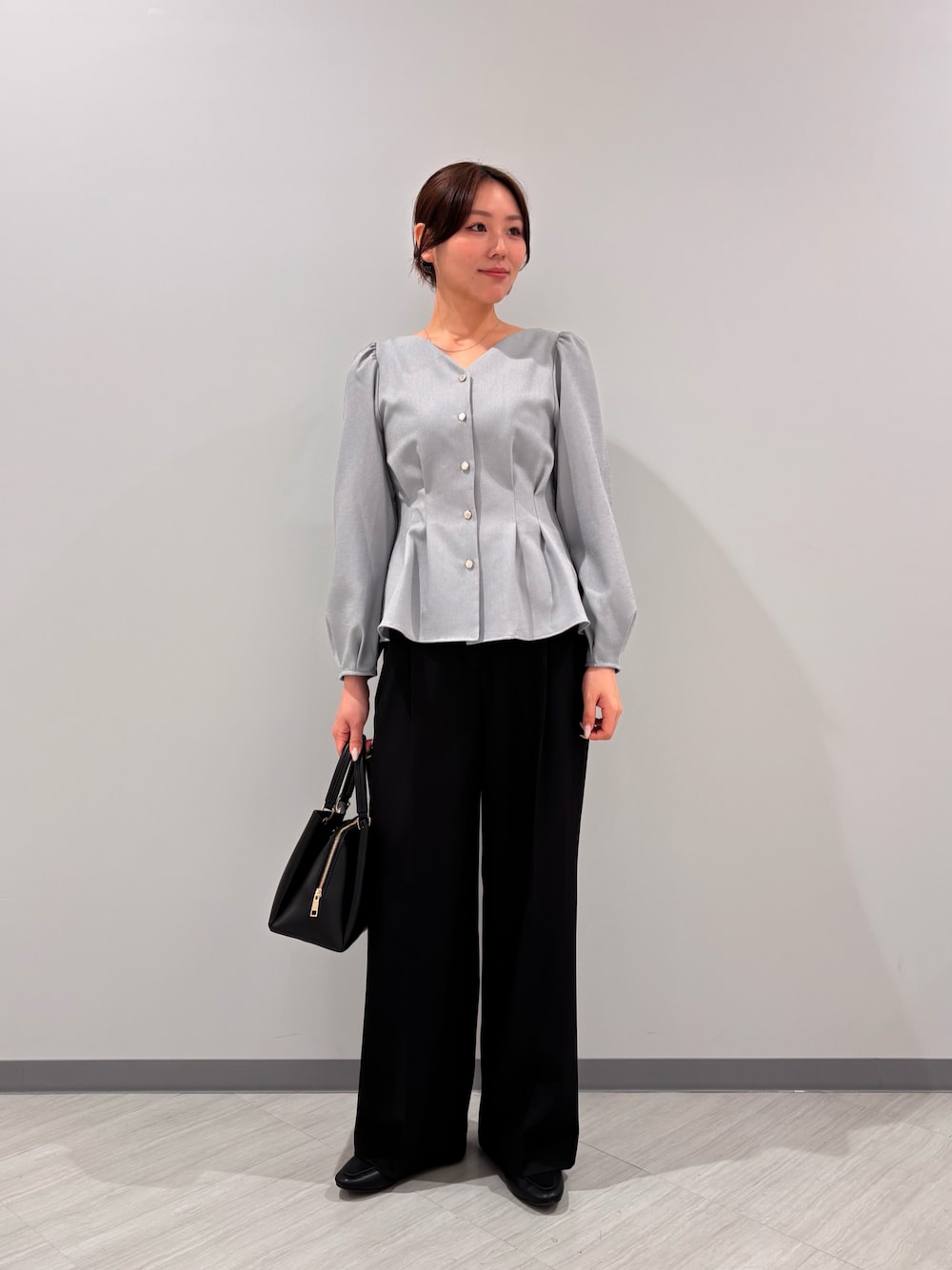 グリーン系のシャツ/ブラウス、ブラック系のその他パンツ、ブラック系のトートバッグを着用したレディースの秋コーディネートの1枚目の写真
