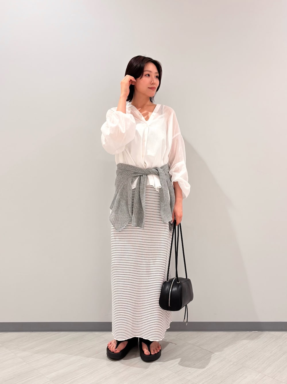ホワイト系のシャツ/ブラウス、ホワイト系のワンピース、ブラック系のサンダルを着用したレディースの夏コーディネートの1枚目の写真
