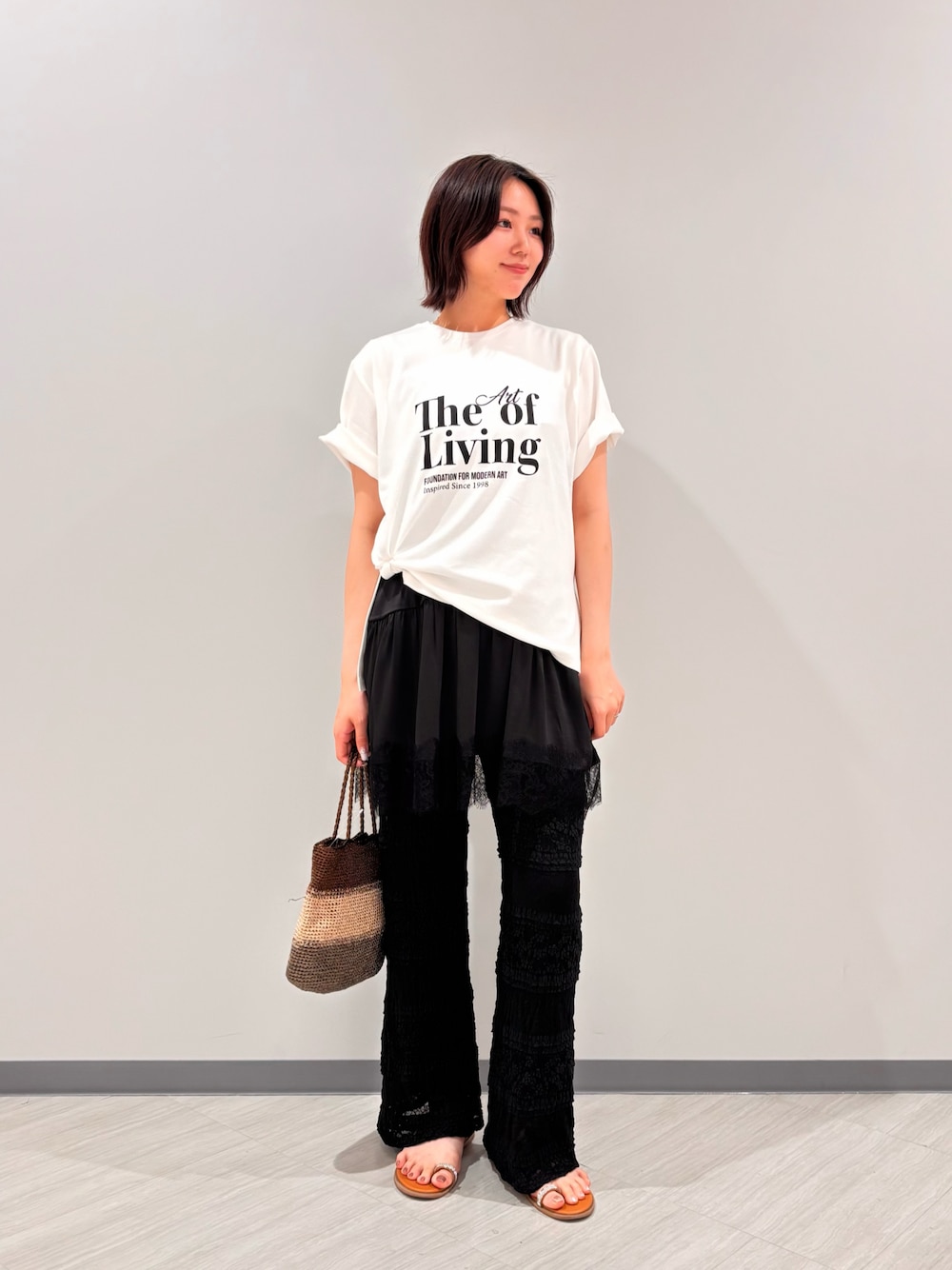ホワイト系のTシャツ/カットソー、ブラック系のキャミソール、ブラック系のその他パンツを着用したレディースの夏コーディネートの1枚目の写真