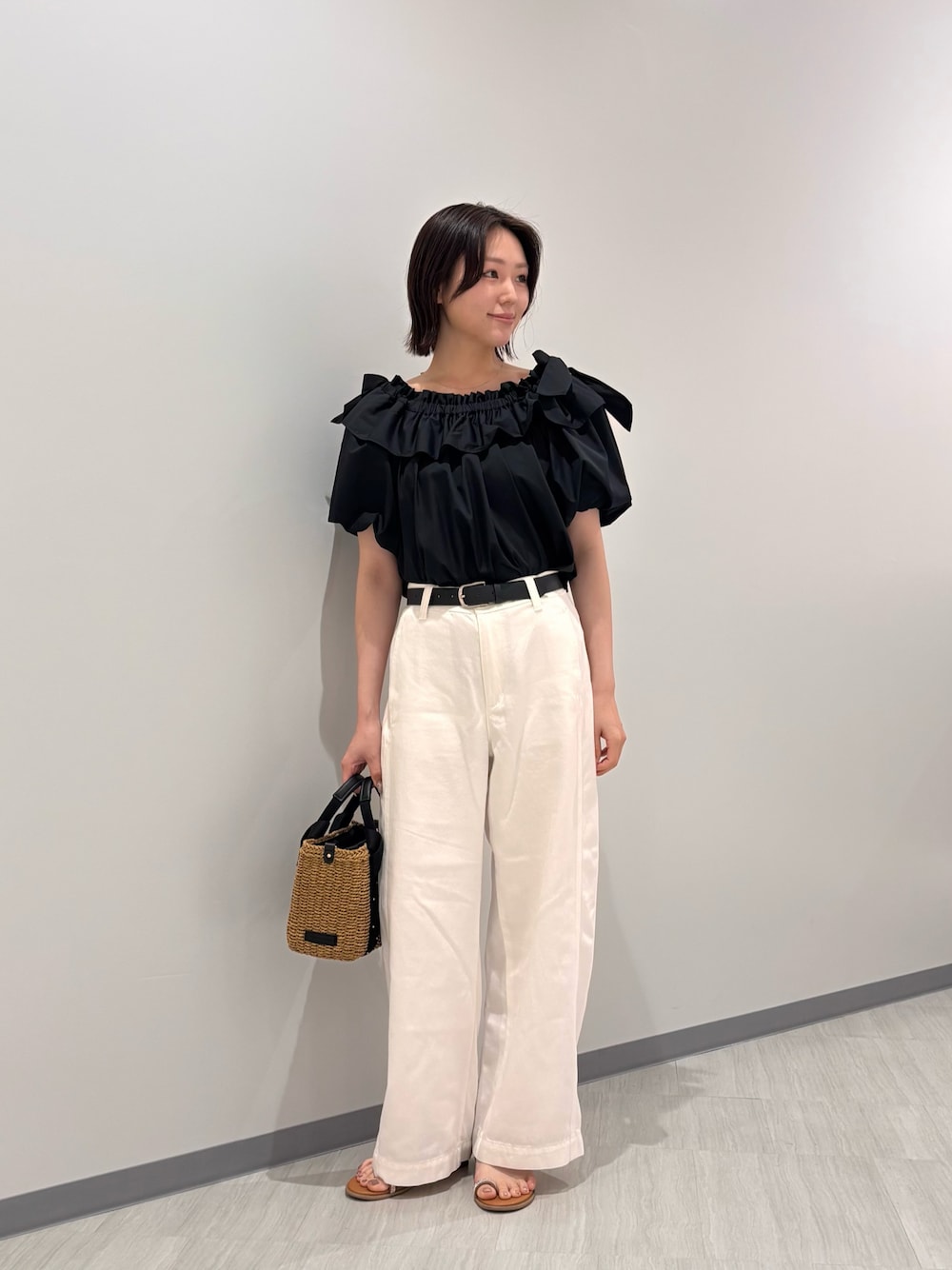 ブラック系のシャツ/ブラウス、ホワイト系のその他パンツ、ブラック系のかごバッグを着用したレディースの夏コーディネートの1枚目の写真