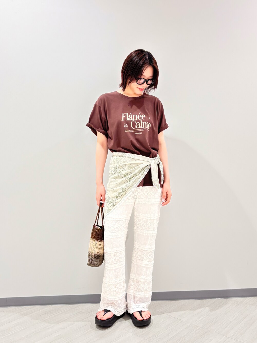 ブラウン系のTシャツ/カットソー、ホワイト系のその他パンツ、ゴールド系のハンドバッグを着用したレディースの夏コーディネートの1枚目の写真
