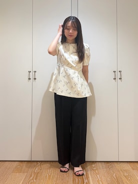 「NATURAL BEAUTY BASIC（ナチュラルビューティーベーシック）のラメ刺繍ペプラムブラウス（シャツ/ブラウス、ホワイト系）」を使った、rinaさん（レディース・155cm）の夏コーディネート