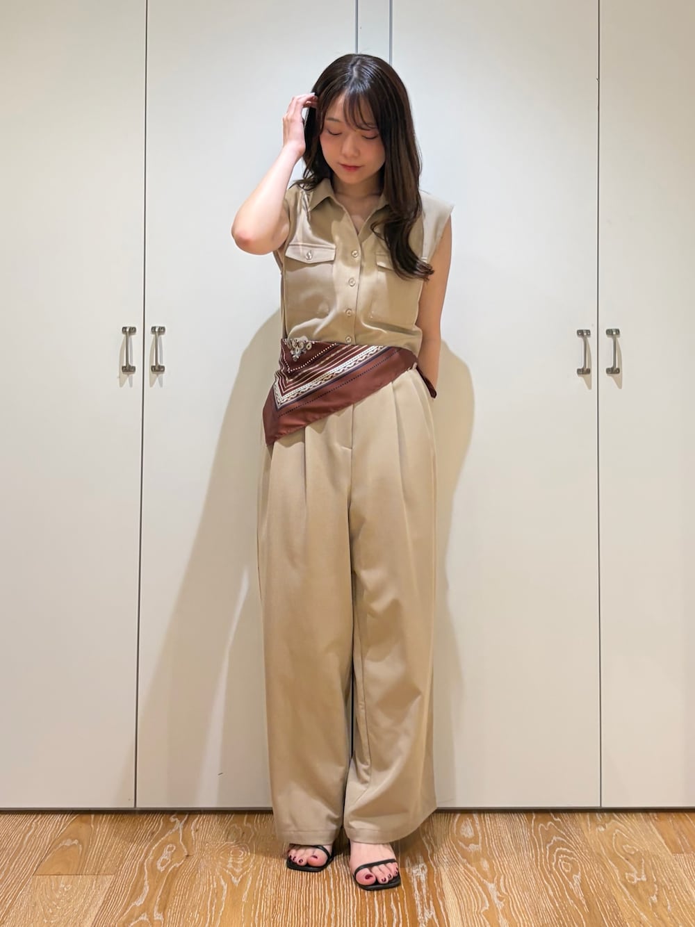 ベージュ系のつなぎ/オールインワン、ブラウン系のバンダナ/スカーフを着用したレディースの夏コーディネートの1枚目の写真
