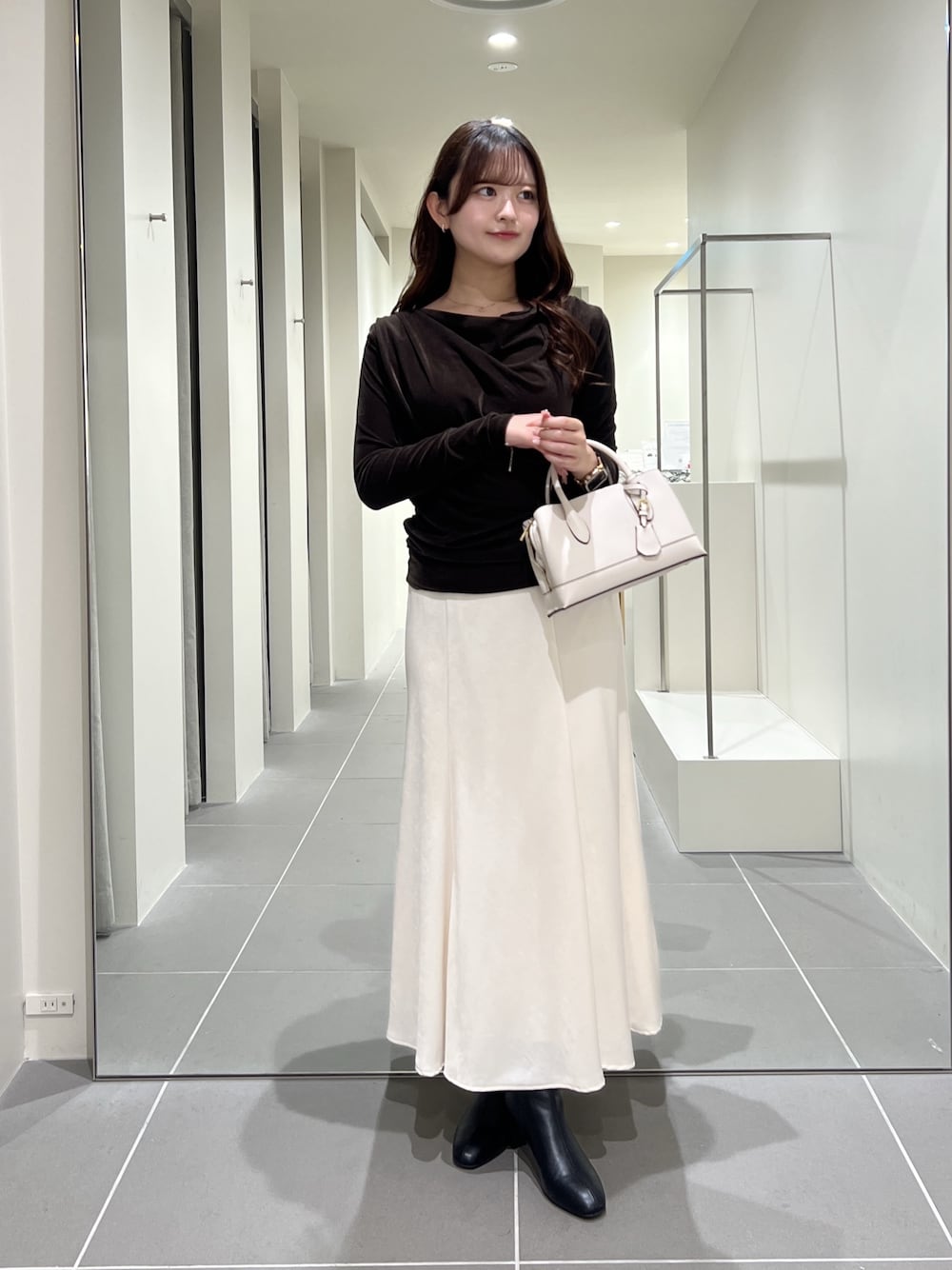 ブラウン系のTシャツ/カットソー、ホワイト系のスカート、ホワイト系のトートバッグを着用したレディースの夏コーディネートの1枚目の写真
